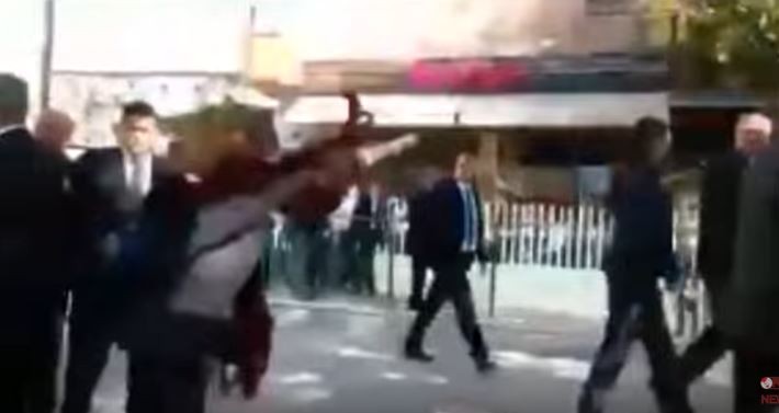Φοιτητές πήραν με τα… αβγά τον Αλβανό πρωθυπουργό