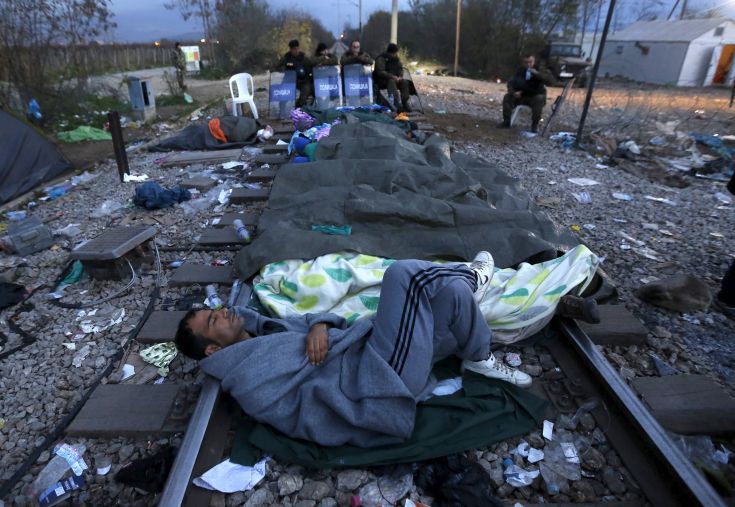 Με το «σταγονόμετρο» η ροή προσφύγων στην ουδέτερη ζώνη Ελλάδας- ΠΓΔΜ