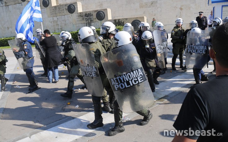Συλλήψεις αγροτών για τα επεισόδια έξω από τη Βουλή