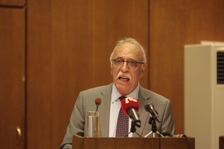 Ο Βίτσας απαντά για τα περί διορισμών στο γραφείο του