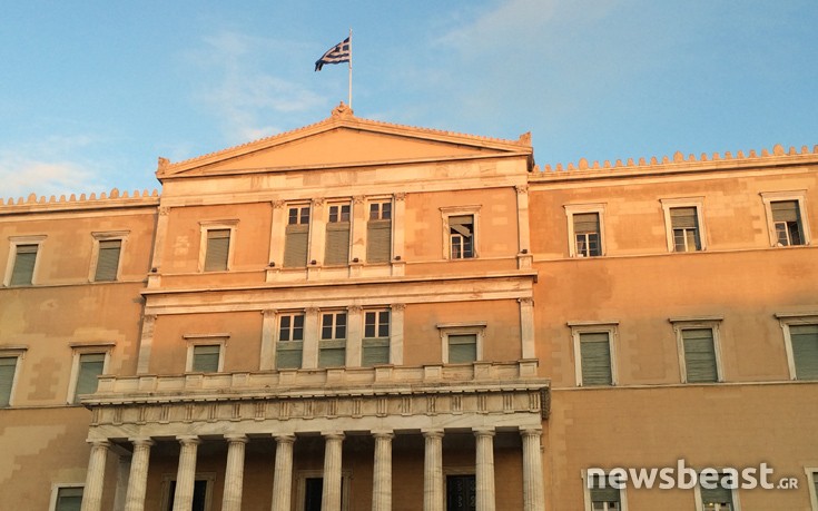 Το σπασμένο παραθυρόφυλλο της Βουλής