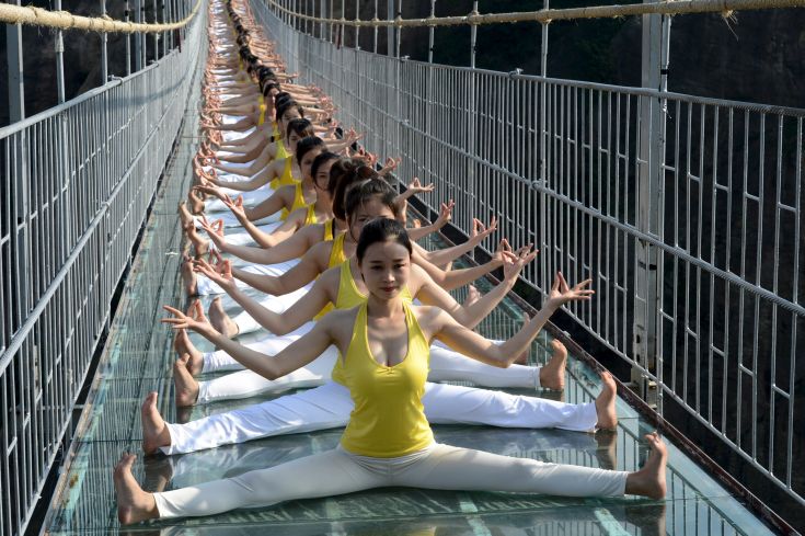 Ασκήσεις γιόγκα σε γυάλινη γέφυρα στα 180 μέτρα ύψος