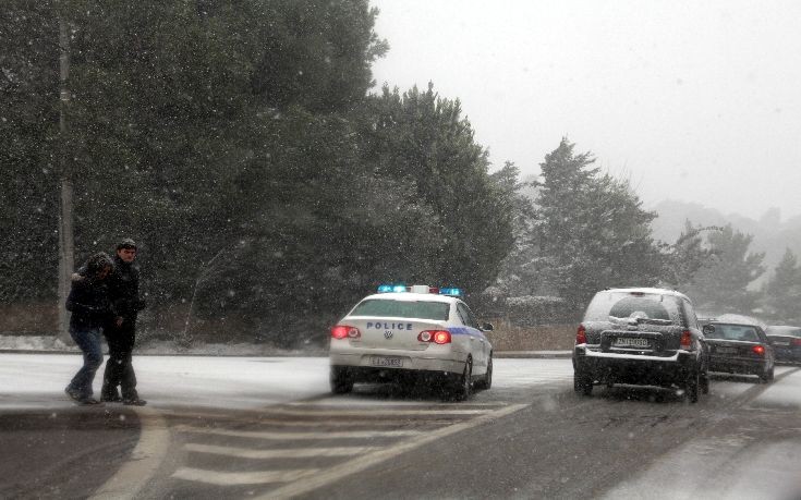 Τετραμελής οικογένεια παγιδεύτηκε στα χιόνια στην Πεντέλη