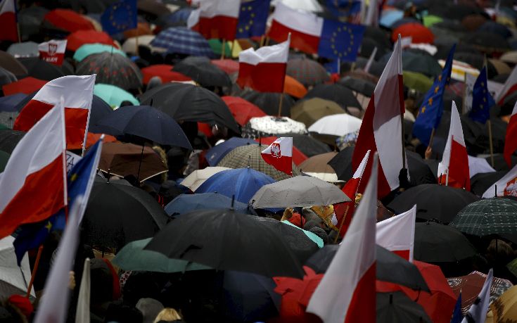 Χιλιάδες διαδηλωτές στους δρόμους της Πολωνίας υπέρ της δημοκρατίας