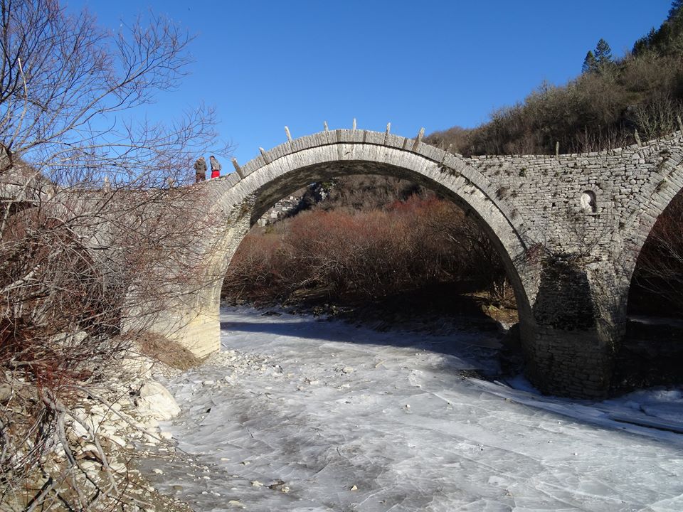 Φωτογραφίες από τον παγωμένο ποταμό Βίκο στην Ήπειρο