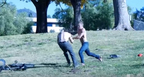 Η φάρσα που κατέληξε σε… μπουνιές