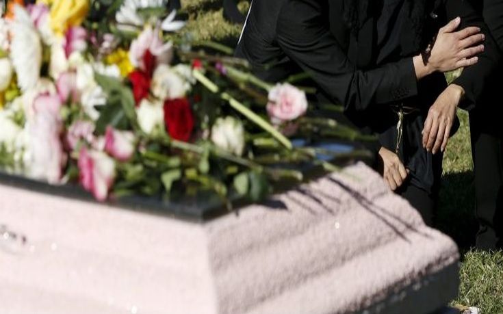 Εκφώνησε τον επικήδειο του πατέρα του και πέθανε