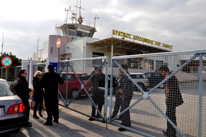 Οργή πολιτών στο αεροδρόμιο Χίου που έβαλε… λουκέτο για τον Τσίπρα