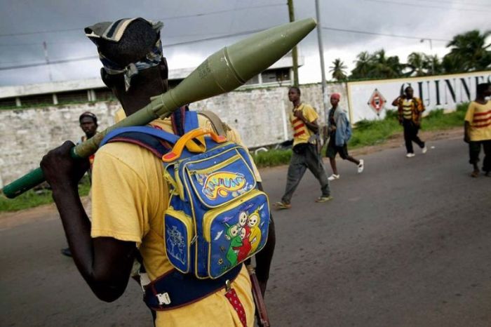 Οι σουρεαλιστικές φωτογραφίες των νεαρών Αφρικανών πολεμιστών