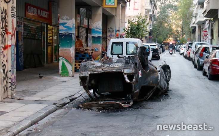 Καμμένο αυτοκίνητο παραμένει «ξεχασμένο» για τρίτη μέρα στα Εξάρχεια