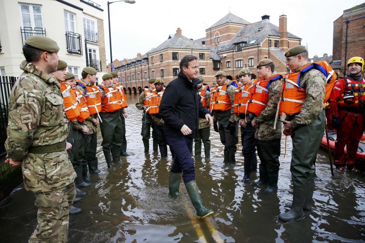 Στις πλημμυρισμένες περιοχές στην Αγγλία ο Κάμερον
