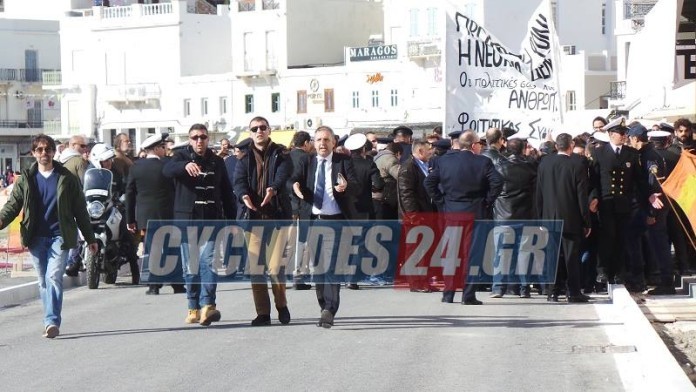 Ένταση στην πορεία για τον Γρηγορόπουλο στη Σύρο