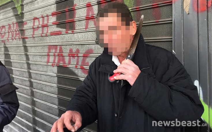 Απειλεί να αυτοκτονήσει με πριόνι έξω από το υπουργείο Εργασίας