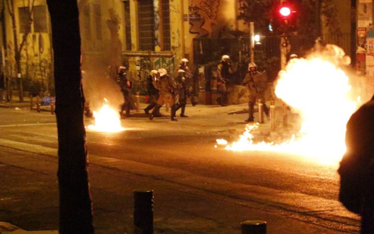 Βροχή από μολότοφ στα Εξάρχεια