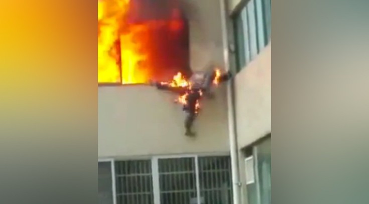 Βίντεο- σοκ με φλεγόμενο πυροσβέστη να πηδά από το παράθυρο σπιτιού που καίγεται