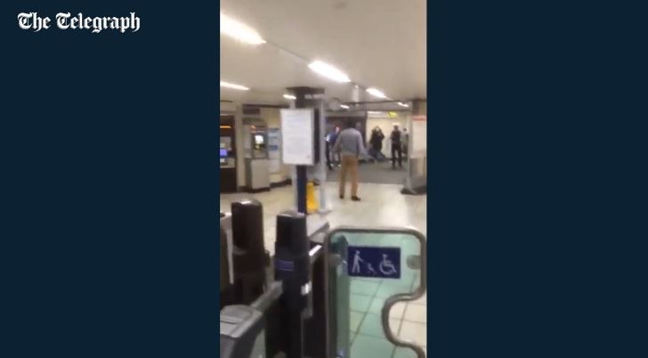 Βίντεο από την επίθεση με μαχαίρι σε πολίτες σε σταθμό μετρό του Λονδίνου