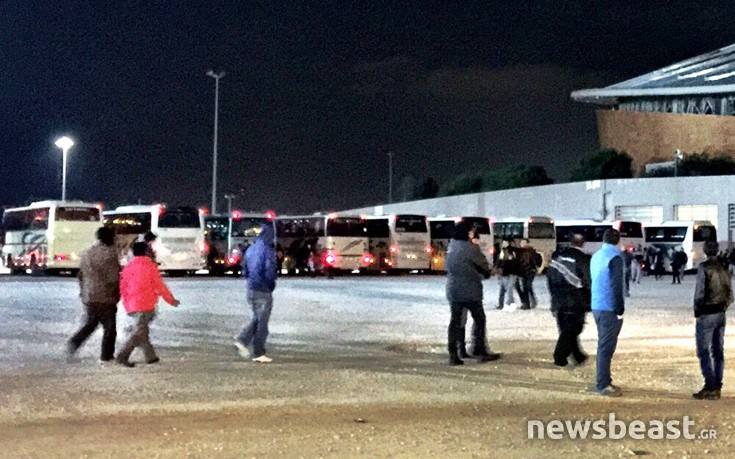 Έφτασαν στο Φάληρο τα πρώτα λεωφορεία με μετανάστες από την Ειδομένη