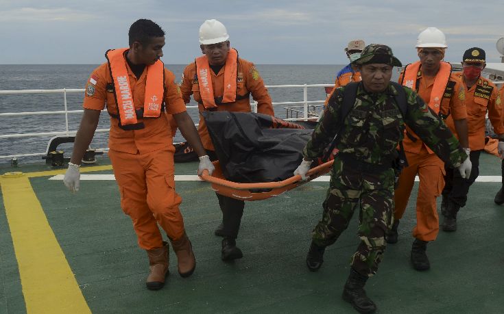 Μεγαλώνει ο απολογισμός των θυμάτων από το ναυάγιο στην Ινδονησία