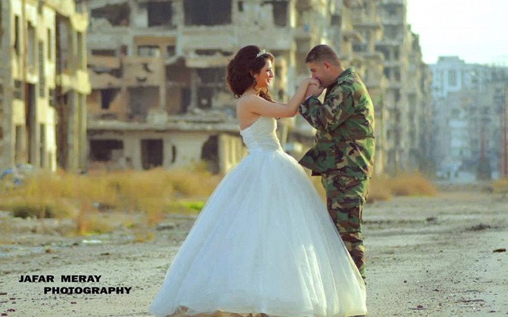 Γαμήλια φωτογράφηση με φόντο τη ρημαγμένη Χομς