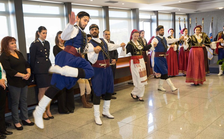 Τα… έψαλαν και στους αστυνομικούς