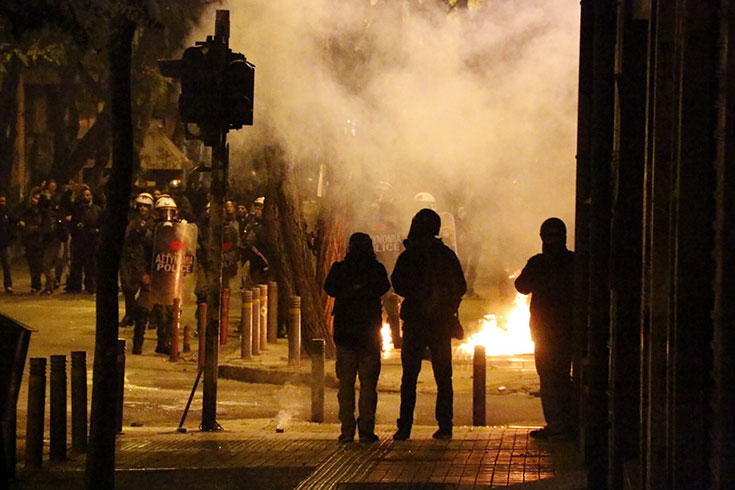 Δείτε φωτογραφίες και βίντεο από τα επεισόδια στα Εξάρχεια