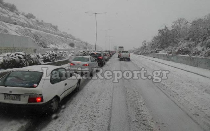 Δίπλωσαν νταλίκες στην εθνική οδό Αθήνας-Θεσσαλονίκης