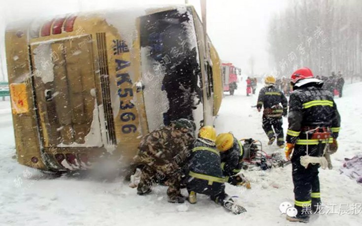 Ανατροπή τουριστικού λεωφορείου στη χιονισμένη Κίνα