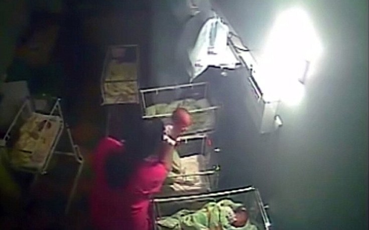 Σοκαριστικό βίντεο με νοσηλεύτρια να δέρνει άγρια βρέφος!
