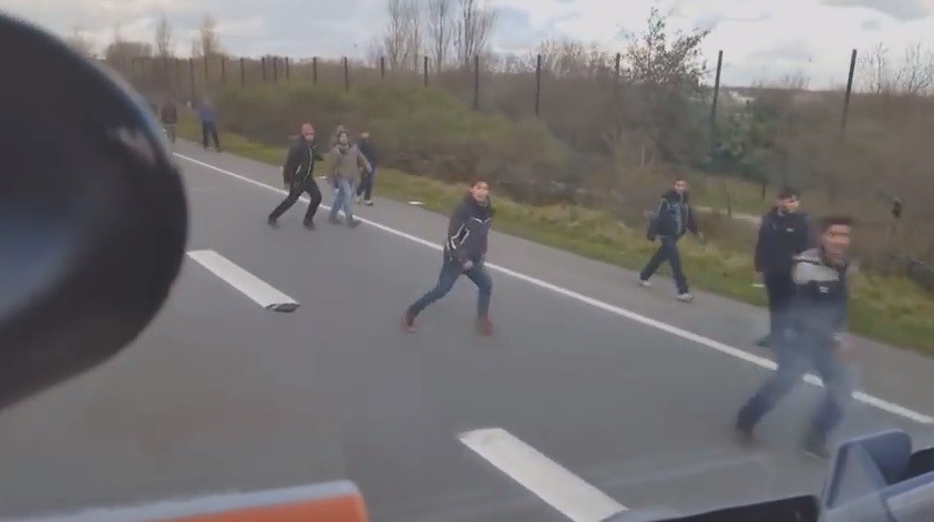 Ούγγρος οδηγός επιχειρεί να χτυπήσει μετανάστες με το φορτηγό του