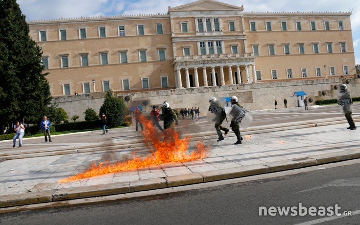 Έπεσαν μολότοφ έξω από τη Βουλή