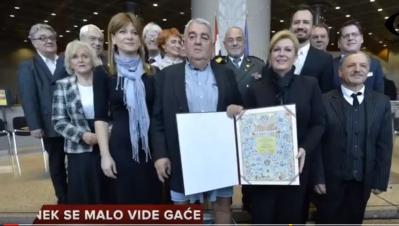 Έμεινε με τα… σώβρακα την ώρα φωτογράφισης με την πρόεδρο της Κροατίας