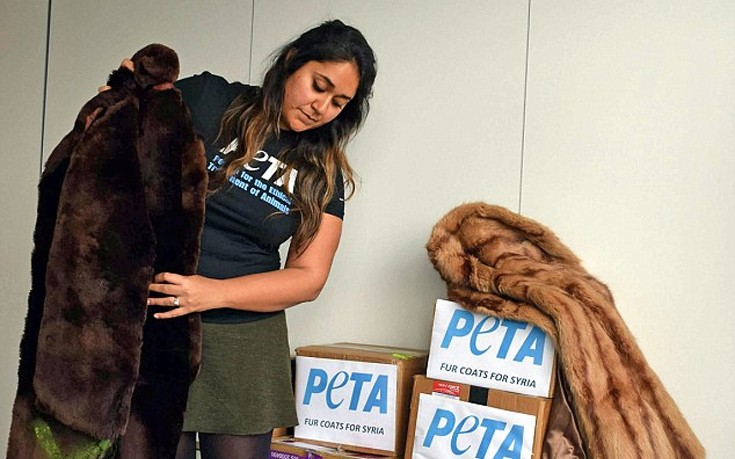 Η PETA δωρίζει… γούνες και δερμάτινα στους πρόσφυγες