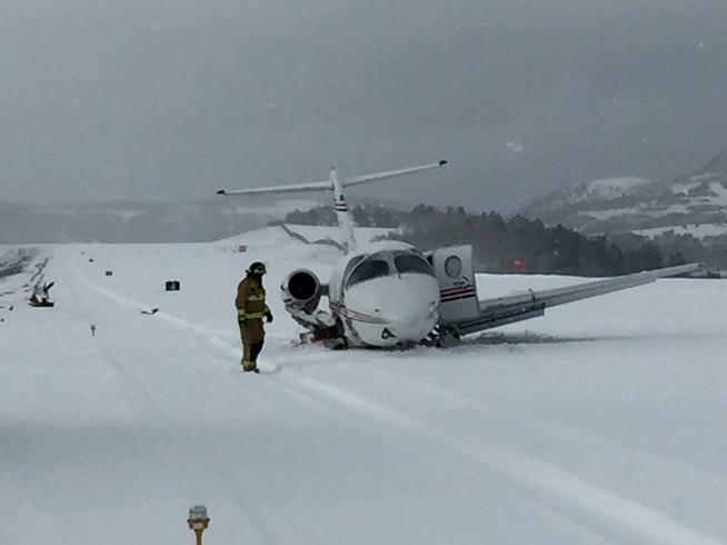 Μικρό αεροσκάφος κατέπεσε μέσα στο χιόνι