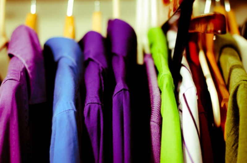 Πώς θα κρατήσετε ζωντανά τα χρώματα στα ρούχα