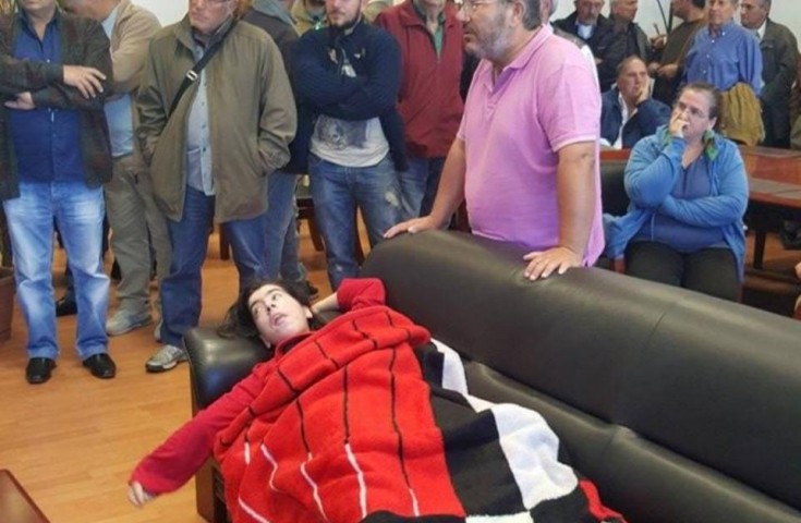 Πατέρας με τετραπληγική κόρη ξεκινά απεργία πείνας στη φάτνη της Πάτρας