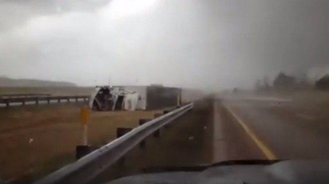 Τυφώνας ανατρέπει φορτηγό σε αυτοκινητόδρομο