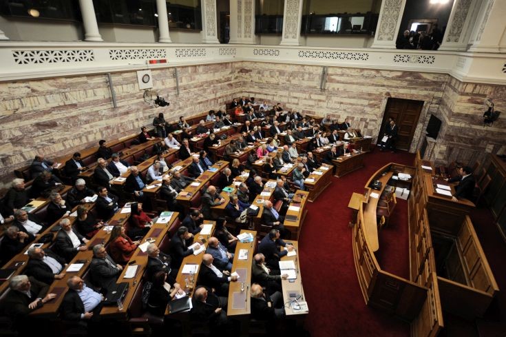 Βουλευτές του ΣΥΡΙΖΑ αντιδρούν για τον όρο «λαθρομετανάστευση» σε επίσημο έγγραφο