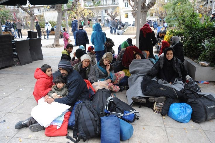 Μετανάστες στην παγωνιά ξανά στην πλατεία Βικτωρίας