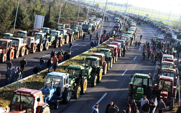 Αγρότες απέκλεισαν την εθνική οδό Αντιρρίου–Ιωαννίνων