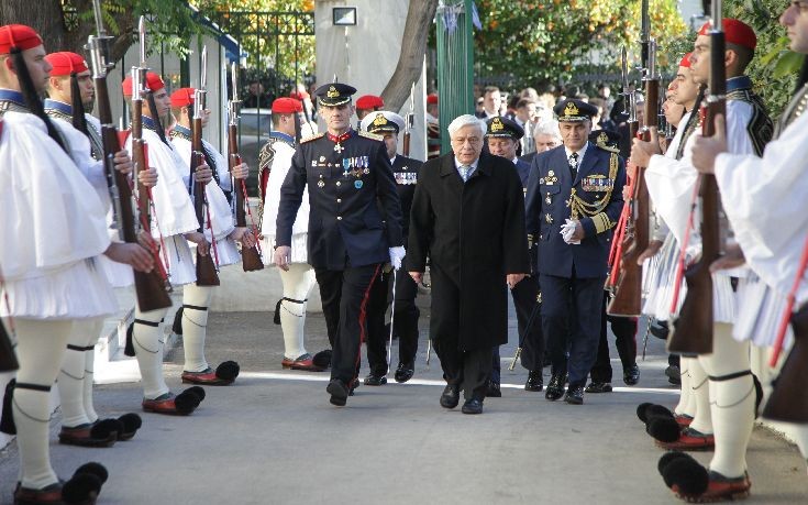 Την πρωτοχρονιάτικη πίτα στην Προεδρική Φρουρά έκοψε ο Παυλόπουλος