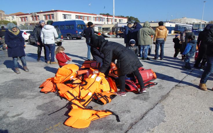 Δήμαρχος Δυτικής Λέσβου: Περιβαλλοντικός κίνδυνος τα χιλιάδες σωσίβια των προσφύγων