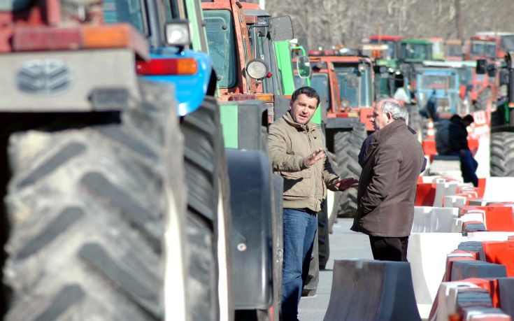 Δεν πτοούνται από τα χιόνια οι αγρότες στα Τέμπη