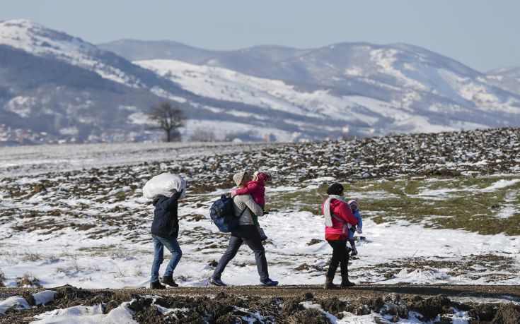 Με το υπηρεσιακό σημείωμα ανά χείρας οι πρόσφυγες στα σύνορα
