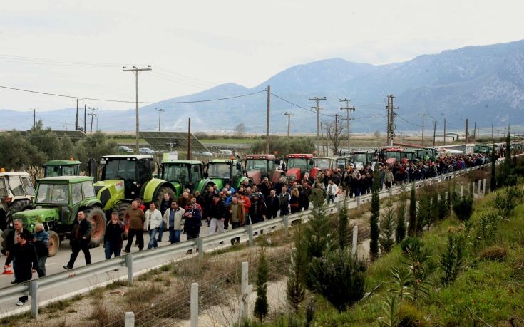 Ανοιγοκλείνουν την Αθηνών-Λαμίας οι αγρότες