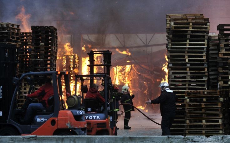 Περιορίστηκε η έκταση της φωτιάς στο εργοστάσιο χαρτιού