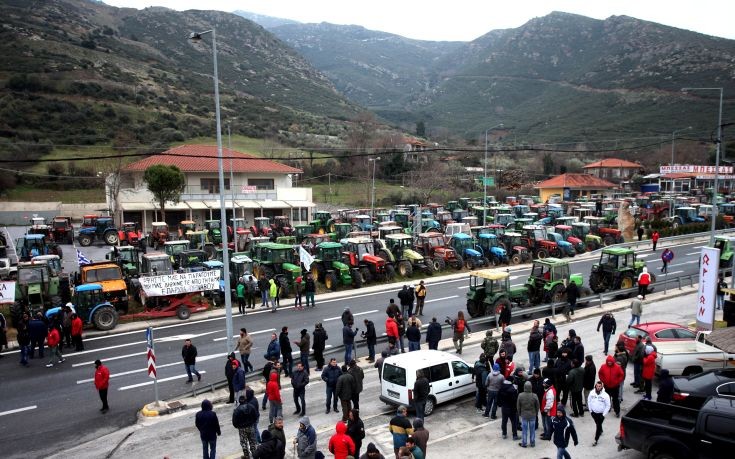 Πληθαίνουν τα μπλόκα στη Μακεδονία