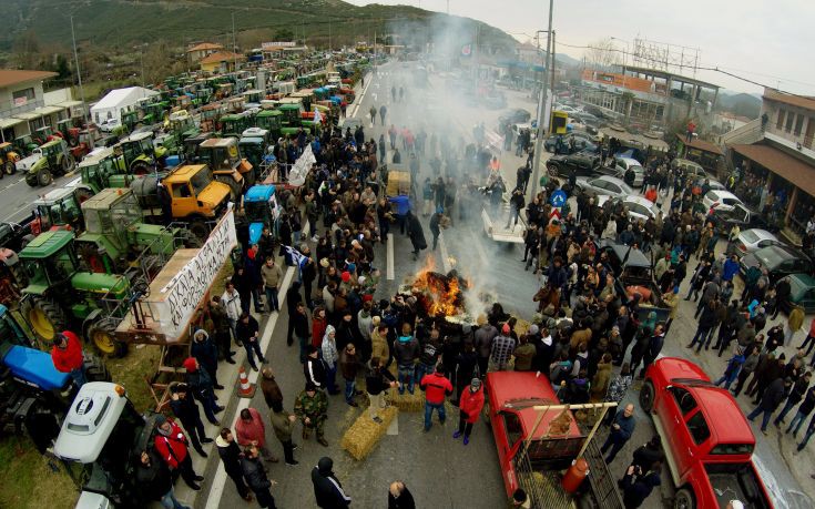 Παράσταση διαμαρτυρίας αγροτών στο διοικητήριο Αργολίδας