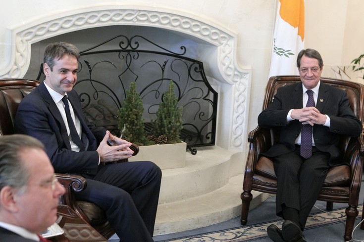 Απανωτές εκπλήξεις και σφηνάκια για τον Μητσοτάκη στην Κύπρο