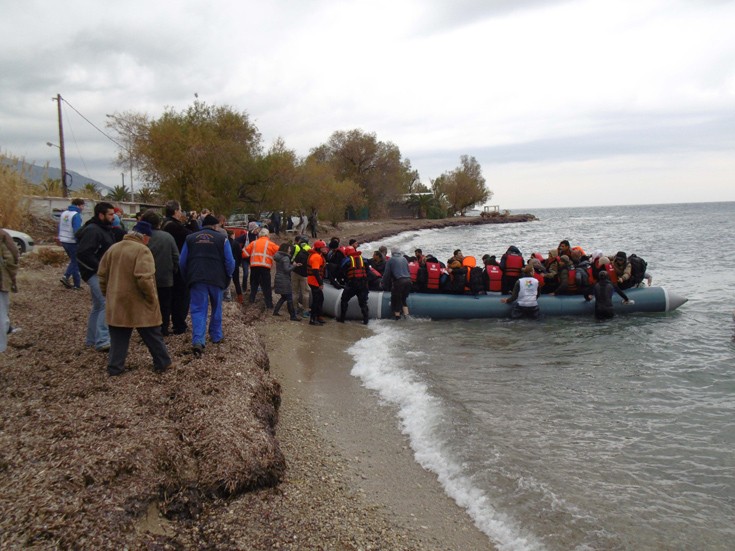 Κατά χιλιάδες συνεχίζουν να φτάνουν οι πρόσφυγες στη Λέσβο