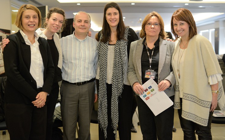 Από αριστερά: Η κα. Σαρρή, η κα. Σταύρακα και ο κ. Βεήζης από την Οργάνωση «Γιατροί Χωρίς Σύνορα» και η κα. Κούρκαφα, η κα. Αγγελή και η κα. Βούλγαρη από τη Diageo, κατά την παράδοση της επιταγής Από αριστερά: Η κα. Σαρρή, η κα. Σταύρακα και ο κ. Βεήζης από την Οργάνωση «Γιατροί Χωρίς Σύνορα» και η κα. Κούρκαφα, η κα. Αγγελή και η κα. Βούλγαρη από τη Diageo, κατά την παράδοση της επιταγής